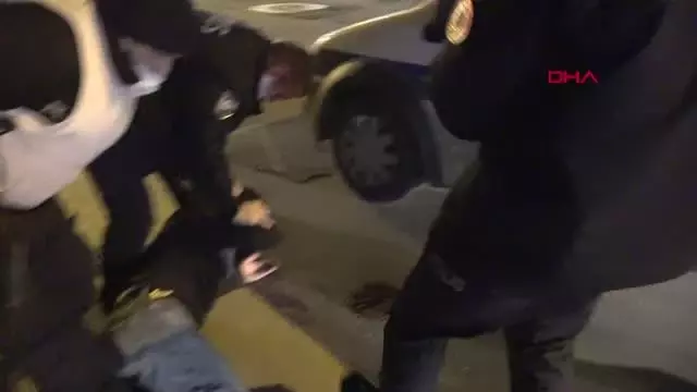 ADANA Yaya olarak kaçmaya çalışan iki şüpheli, yakalandı ADANA Yaya olarak kaçmaya çalışan iki şüpheli, yakalandı