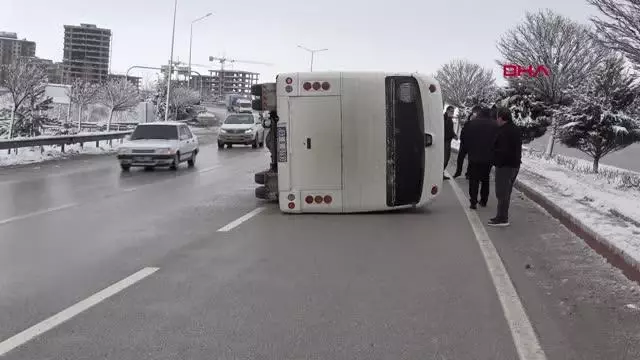 AFYONKARAHİSAR Afyonkarahisar'da servis midibüsü devrildi 10 yaralı AFYONKARAHİSAR Afyonkarahisar'da servis midibüsü devrildi 10 yaralı