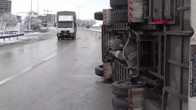 AFYONKARAHİSAR Afyonkarahisar'da servis midibüsü devrildi 10 yaralı AFYONKARAHİSAR Afyonkarahisar'da servis midibüsü devrildi 10 yaralı