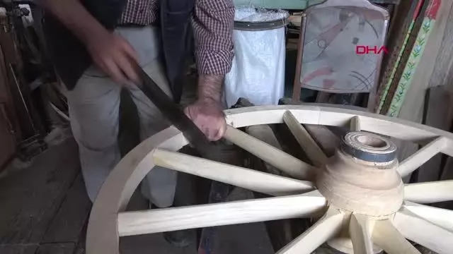 AFYONKARAHİSAR Babasından öğrendiği at arabacılığı mesleğini yaşatmaya çalışıyor AFYONKARAHİSAR Babasından öğrendiği at arabacılığı mesleğini yaşatmaya çalışıyor