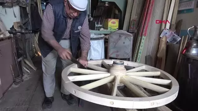 AFYONKARAHİSAR Babasından öğrendiği at arabacılığı mesleğini yaşatmaya çalışıyor AFYONKARAHİSAR Babasından öğrendiği at arabacılığı mesleğini yaşatmaya çalışıyor