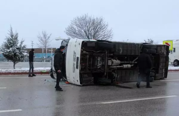 AFYONKARAHİSAR Afyonkarahisar'da servis midibüsü devrildi 10 yaralı AFYONKARAHİSAR Afyonkarahisar'da servis midibüsü devrildi 10 yaralı