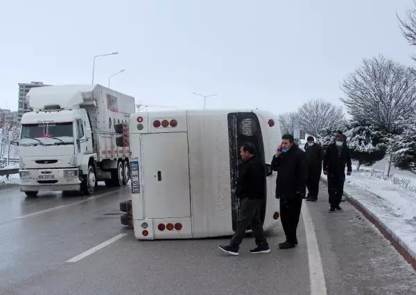 AFYONKARAHİSAR Afyonkarahisar'da servis midibüsü devrildi 10 yaralı AFYONKARAHİSAR Afyonkarahisar'da servis midibüsü devrildi 10 yaralı