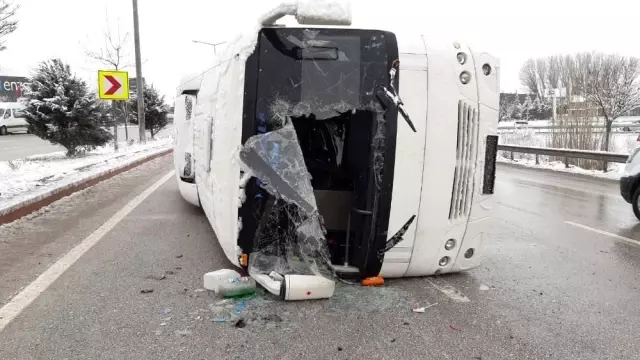 AFYONKARAHİSAR - Servis otobüsü devrildi: 10 yaralı AFYONKARAHİSAR - Servis otobüsü devrildi: 10 yaralı