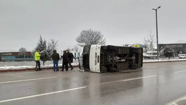 AFYONKARAHİSAR - Servis otobüsü devrildi: 10 yaralı AFYONKARAHİSAR - Servis otobüsü devrildi: 10 yaralı