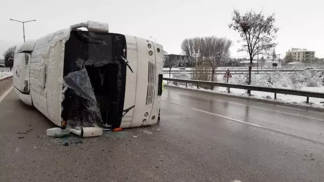 AFYONKARAHİSAR - Servis otobüsü devrildi: 10 yaralı AFYONKARAHİSAR - Servis otobüsü devrildi: 10 yaralı
