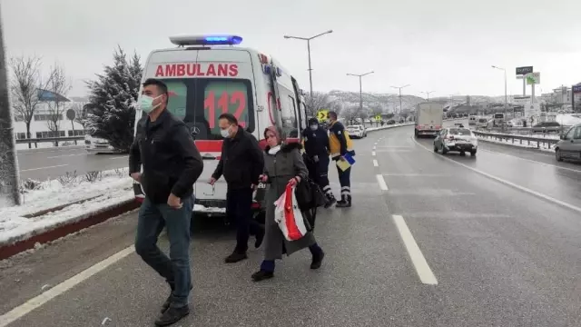 AFYONKARAHİSAR - Servis otobüsü devrildi: 10 yaralı AFYONKARAHİSAR - Servis otobüsü devrildi: 10 yaralı