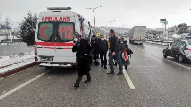 AFYONKARAHİSAR - Servis otobüsü devrildi: 10 yaralı AFYONKARAHİSAR - Servis otobüsü devrildi: 10 yaralı