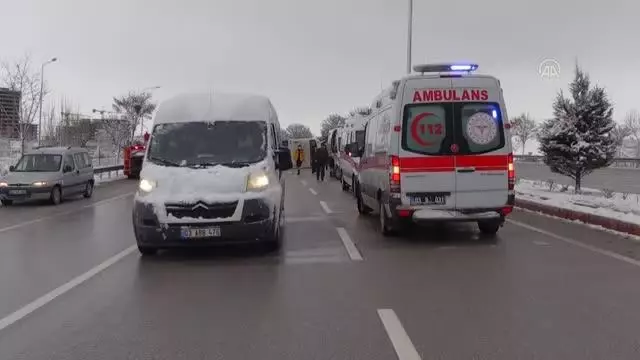 AFYONKARAHİSAR - Servis otobüsü devrildi: 10 yaralı AFYONKARAHİSAR - Servis otobüsü devrildi: 10 yaralı