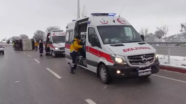AFYONKARAHİSAR - Servis otobüsü devrildi: 10 yaralı AFYONKARAHİSAR - Servis otobüsü devrildi: 10 yaralı