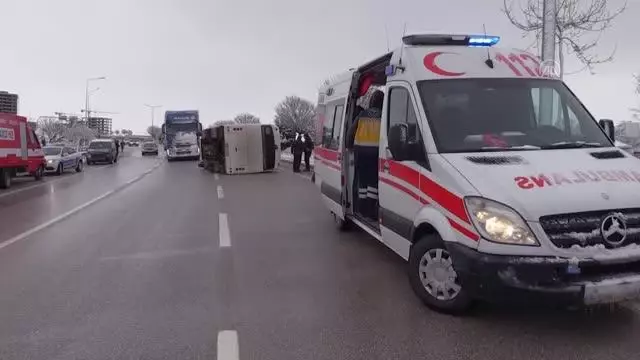 AFYONKARAHİSAR - Servis otobüsü devrildi: 10 yaralı AFYONKARAHİSAR - Servis otobüsü devrildi: 10 yaralı