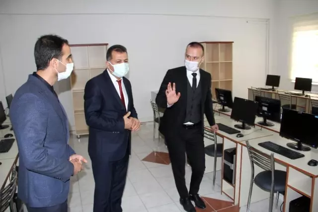 Ağrı'da 2 meslek lisesinde oluşturulan kütüphanelerin açılışı gerçekleştirildi Ağrı'da 2 meslek lisesinde oluşturulan kütüphanelerin açılışı gerçekleştirildi