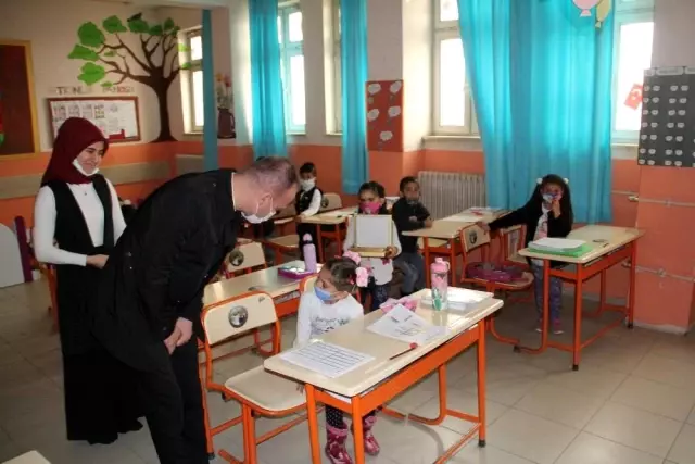 Ağrı Milli Eğitim Müdürü Tekin, dil sokağı ve kütüphane açılışı gerçekleştirdi Ağrı Milli Eğitim Müdürü Tekin, dil sokağı ve kütüphane açılışı gerçekleştirdi