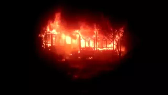 Alev alev yanan baraka küle döndü
