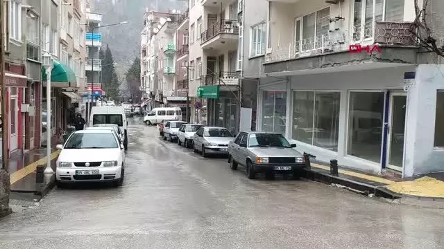 AMASYA Çok yüksek riskli il Amasya'da sağanakla birlikte sokaklar bomboş kaldı AMASYA Çok yüksek riskli il Amasya'da sağanakla birlikte sokaklar bomboş kaldı