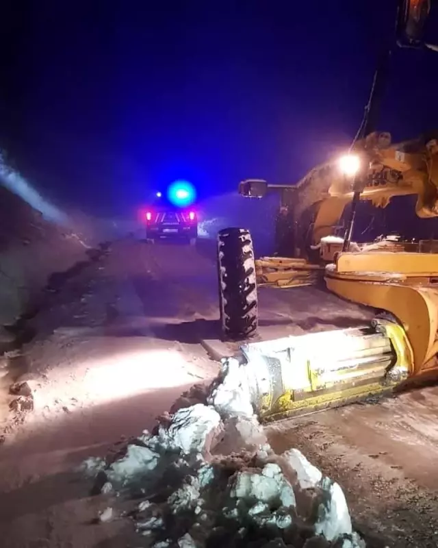Aniden bastıran kar yağışında köy yolunda mahsur kaldılar Aniden bastıran kar yağışında köy yolunda mahsur kaldılar