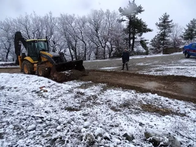 Aşırı yağışlar nedeniyle yolda göçük ve derin çatlaklar meydana geldi