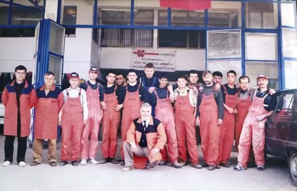 SAKARYA Babaları rahatsızlanınca otomobil tamir servisini 3 kız kardeş işletiyor