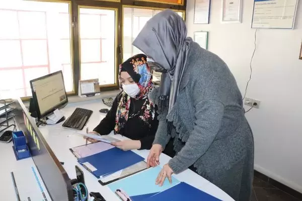 SAKARYA Babaları rahatsızlanınca otomobil tamir servisini 3 kız kardeş işletiyor