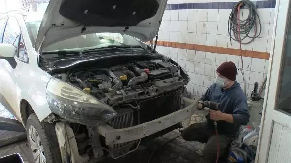 SAKARYA Babaları rahatsızlanınca otomobil tamir servisini 3 kız kardeş işletiyor