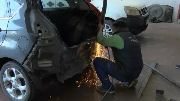 SAKARYA Babaları rahatsızlanınca otomobil tamir servisini 3 kız kardeş işletiyor
