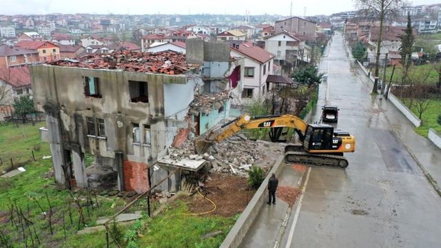basiskele de agir hasarli bina yikildi 2 14017230 o
