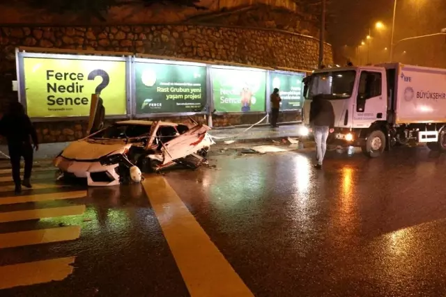 Başkent'te lüks otomobil kar küreme aracına çarparak hurdaya döndü: 2 yaralı Başkent'te lüks otomobil kar küreme aracına çarparak hurdaya döndü: 2 yaralı