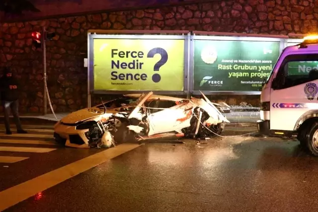 Başkent'te lüks otomobil kar küreme aracına çarparak hurdaya döndü: 2 yaralı Başkent'te lüks otomobil kar küreme aracına çarparak hurdaya döndü: 2 yaralı