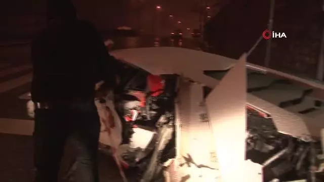 Başkent'te lüks otomobil kar küreme aracına çarparak hurdaya döndü: 2 yaralı Başkent'te lüks otomobil kar küreme aracına çarparak hurdaya döndü: 2 yaralı