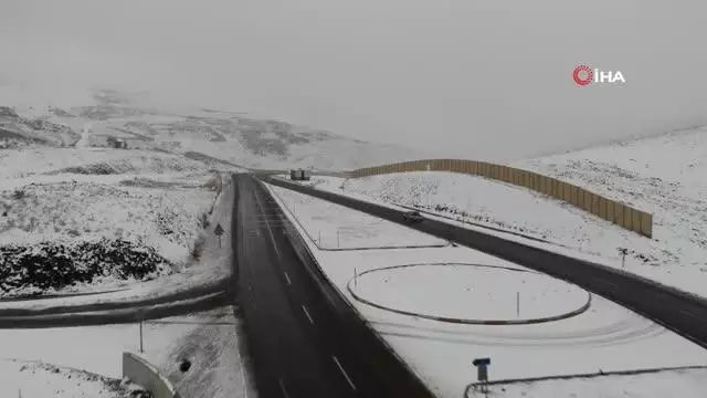 Bayburt ve Erzincan'ın yüksek kesimlerinde kar yağışı Bayburt ve Erzincan'ın yüksek kesimlerinde kar yağışı
