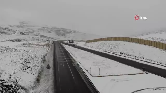 Bayburt ve Erzincan'ın yüksek kesimlerinde kar yağışı Bayburt ve Erzincan'ın yüksek kesimlerinde kar yağışı
