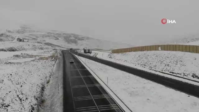 Bayburt ve Erzincan'ın yüksek kesimlerinde kar yağışı Bayburt ve Erzincan'ın yüksek kesimlerinde kar yağışı