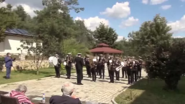 Belediyenin bando takımı huzurevi sakinleri için çaldı Belediyenin bando takımı huzurevi sakinleri için çaldı