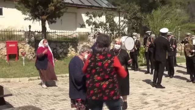 Belediyenin bando takımı huzurevi sakinleri için çaldı Belediyenin bando takımı huzurevi sakinleri için çaldı