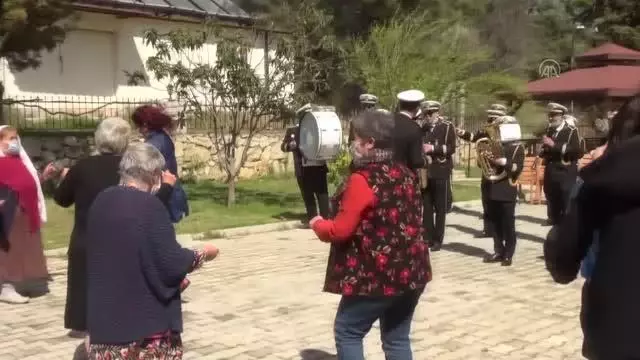 Belediyenin bando takımı huzurevi sakinleri için çaldı Belediyenin bando takımı huzurevi sakinleri için çaldı