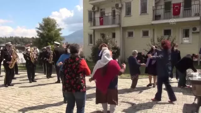 Belediyenin bando takımı huzurevi sakinleri için çaldı Belediyenin bando takımı huzurevi sakinleri için çaldı