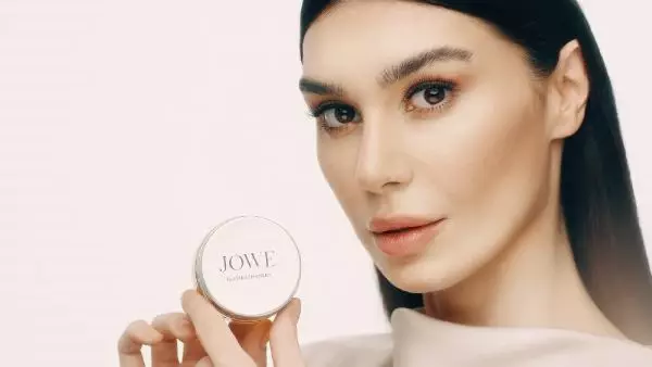 Burcu Kıratlı, kaş şekillendirici ürünün reklam yüzü oldu