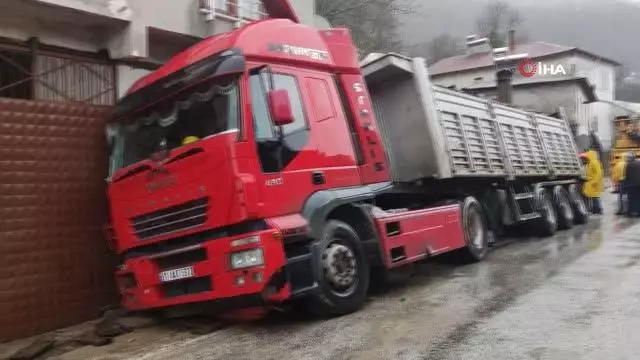 Bursa'da tır eve girdi, mahalle elektriksiz kaldı Bursa'da tır eve girdi, mahalle elektriksiz kaldı