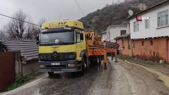 Bursa'da tır eve girdi, mahalle elektriksiz kaldı Bursa'da tır eve girdi, mahalle elektriksiz kaldı