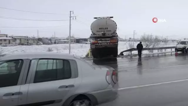 Buzlanma nedeniyle kayan tanker bariyerleri yıkıp şarampolde askıda kaldı Buzlanma nedeniyle kayan tanker bariyerleri yıkıp şarampolde askıda kaldı
