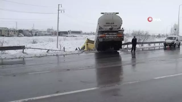 Buzlanma nedeniyle kayan tanker bariyerleri yıkıp şarampolde askıda kaldı Buzlanma nedeniyle kayan tanker bariyerleri yıkıp şarampolde askıda kaldı