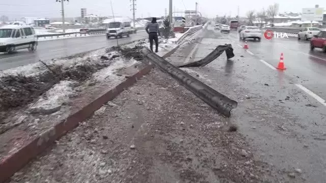 Buzlanma nedeniyle kayan tanker bariyerleri yıkıp şarampolde askıda kaldı Buzlanma nedeniyle kayan tanker bariyerleri yıkıp şarampolde askıda kaldı