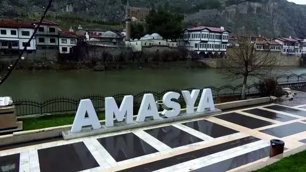 AMASYA Çok yüksek riskli il Amasya'da sağanakla birlikte sokaklar bomboş kaldı AMASYA Çok yüksek riskli il Amasya'da sağanakla birlikte sokaklar bomboş kaldı