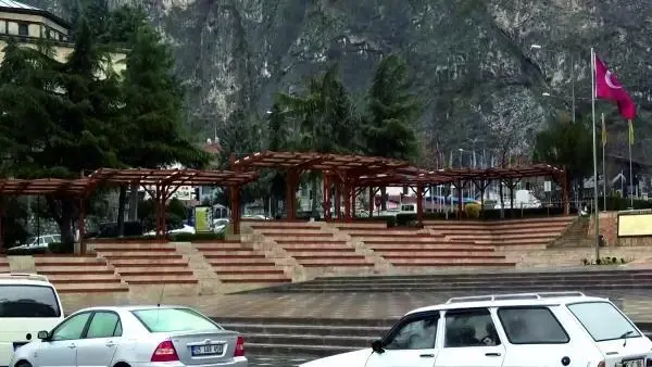 AMASYA Çok yüksek riskli il Amasya'da sağanakla birlikte sokaklar bomboş kaldı AMASYA Çok yüksek riskli il Amasya'da sağanakla birlikte sokaklar bomboş kaldı