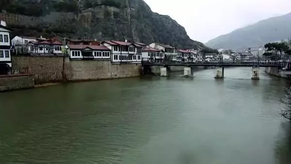 AMASYA Çok yüksek riskli il Amasya'da sağanakla birlikte sokaklar bomboş kaldı AMASYA Çok yüksek riskli il Amasya'da sağanakla birlikte sokaklar bomboş kaldı