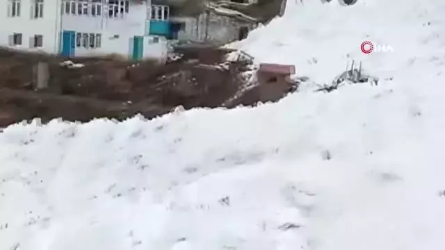 - Dağıstan'da yola çığ düştü: 9 köyle irtibat kesildi - Dağıstan'da yola çığ düştü: 9 köyle irtibat kesildi