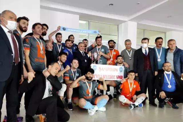 Develi Belediyespor şampiyonluk kupasını kaldırdı Develi Belediyespor şampiyonluk kupasını kaldırdı