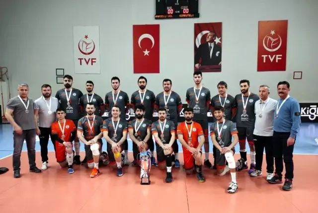 Develi Belediyespor şampiyonluk kupasını kaldırdı Develi Belediyespor şampiyonluk kupasını kaldırdı