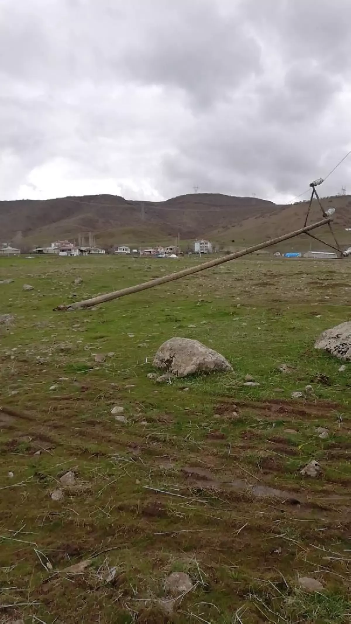 Elazığ'da fırtına; 30 köyde çatılar uçtu, elektrik direkleri devrildi