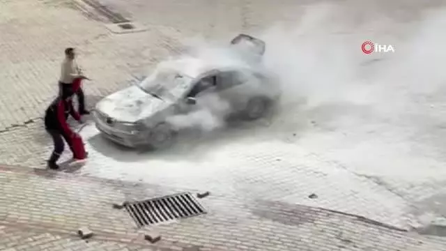 Hareket halinde alev alan otomobili, vatandaşlar söndürdü Hareket halinde alev alan otomobili, vatandaşlar söndürdü